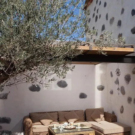 Villa Historic Canarian House, Private Heated Infinity Pool, Bbq, Wifi + Panoramic Ocean Views *